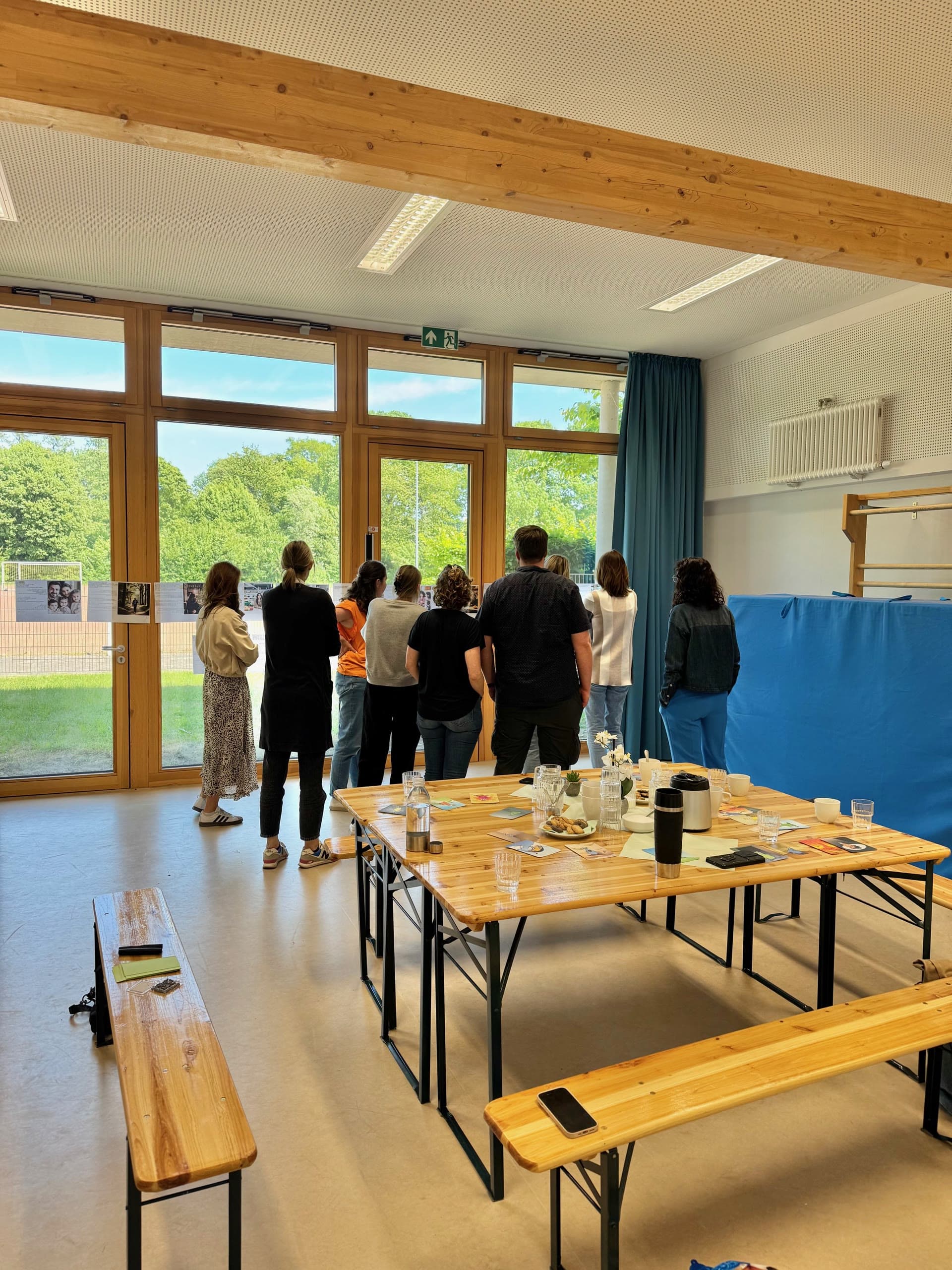 Eltern nehmen an einem Workshop in einem Seminarraum teil.
