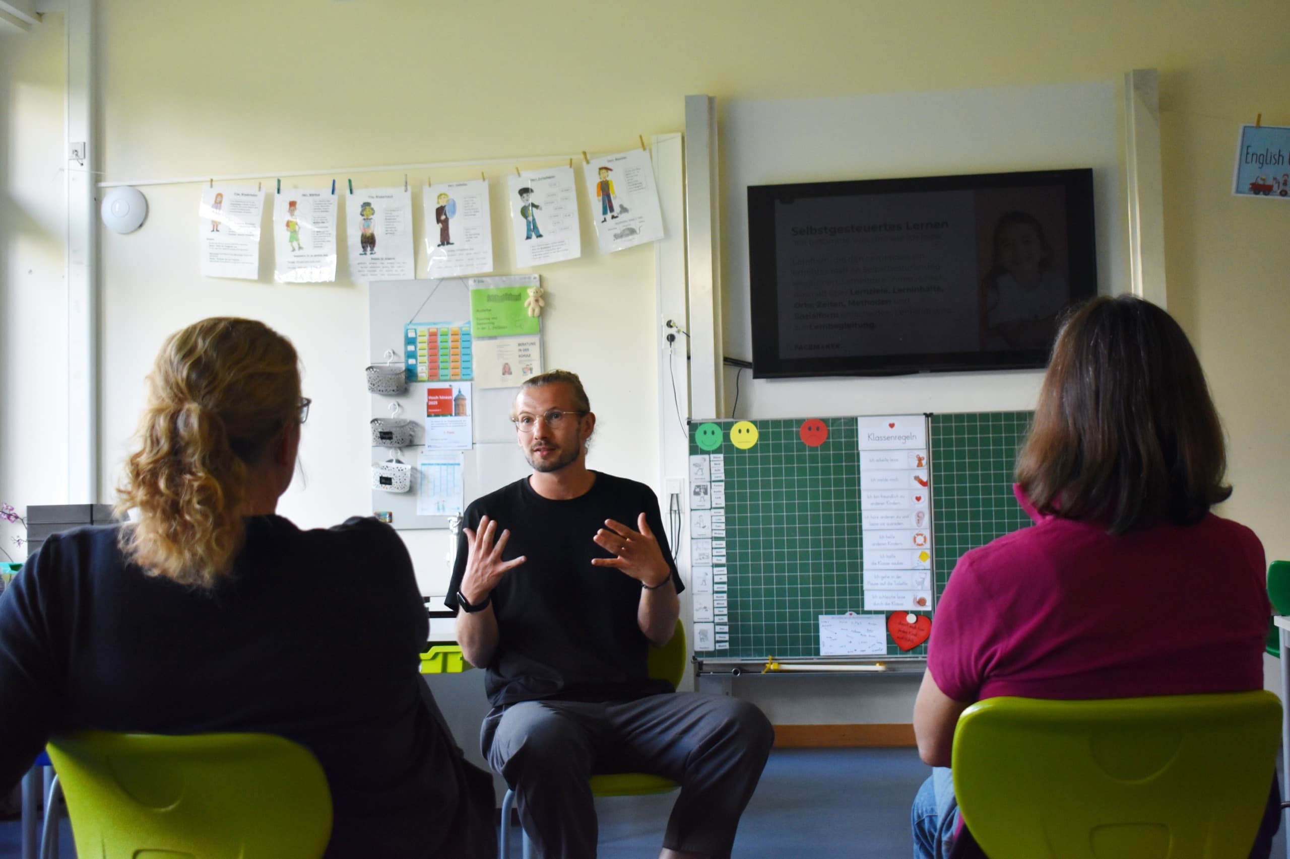 Ein Moderator spricht bei einem Barcamp beziehungsweise Pädagogischen Tag in Pfingstberg mit Lehrkräften.