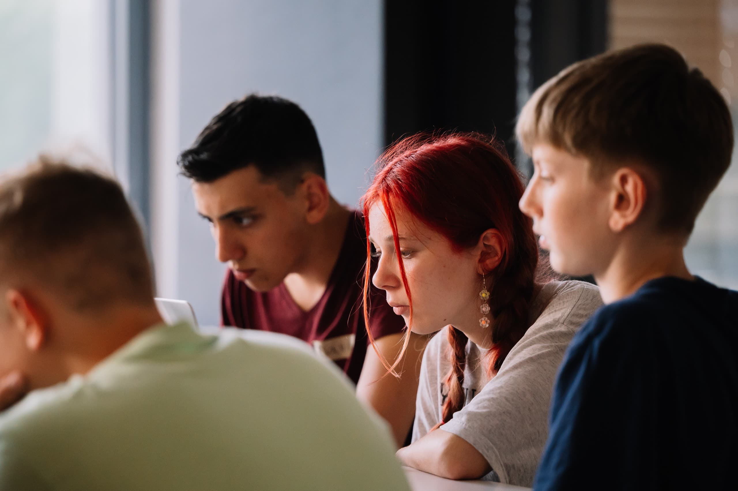 Schüler*innen arbeiten bei einem TUMO-Barcamp an digitalen Arbeitsplätzen.