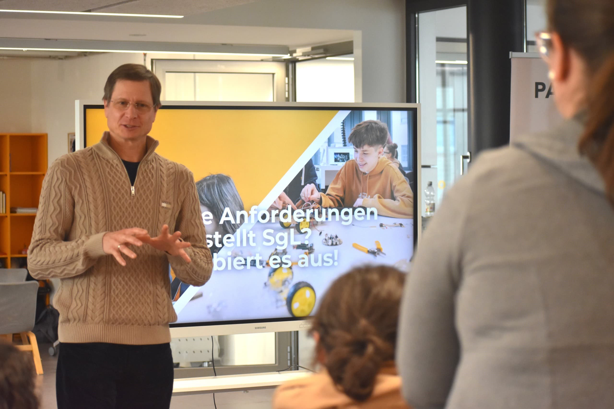 Ein Referent gibt Teilnehmenden beim Netzwerktreffen von Pacemaker und TUMO einen Einblick in die Lernangebote.