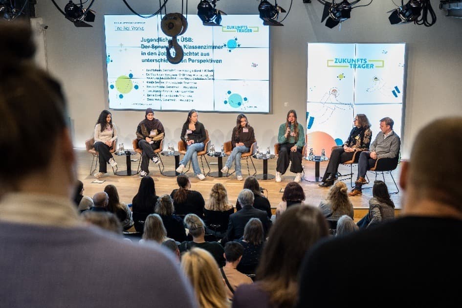 Podiumsgespräch der Initiative Zukunftsträger vor Publikum.