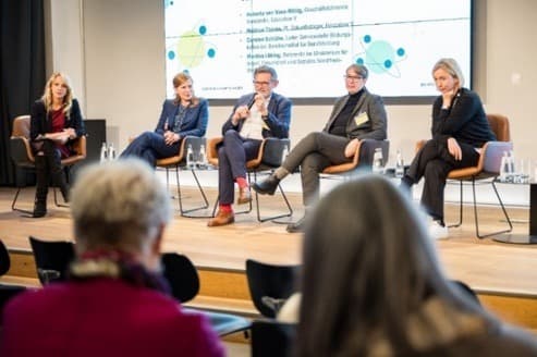 Expert*innen-Panel bei der Zukunftsträger-Konferenz The Net Works.