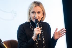 Podiumsgast spricht mit einem Mikrofon bei der Zukunftsträger-Konferenz.