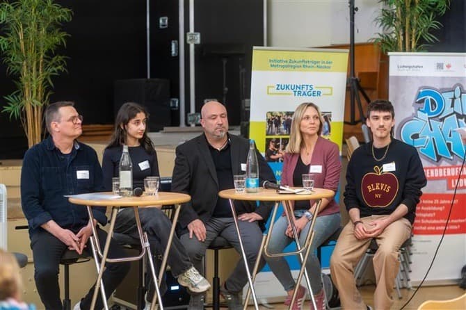 Podiumsgespräch mit Jugendlichen und Erwachsenen bei einer Zukunftsträger-Veranstaltung.