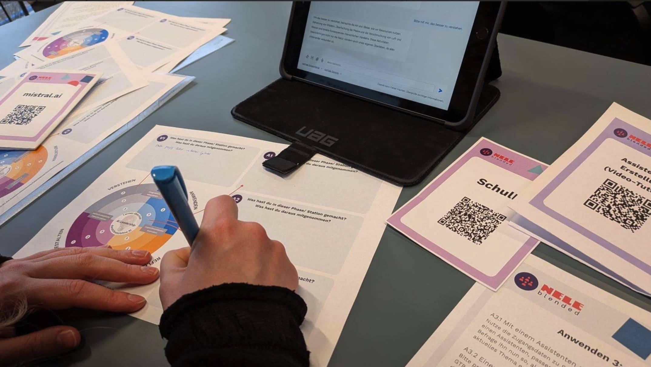 Arbeitsmaterialien und ein Tablet bei einer NELE-Fortbildung zu künstlicher Intelligenz.