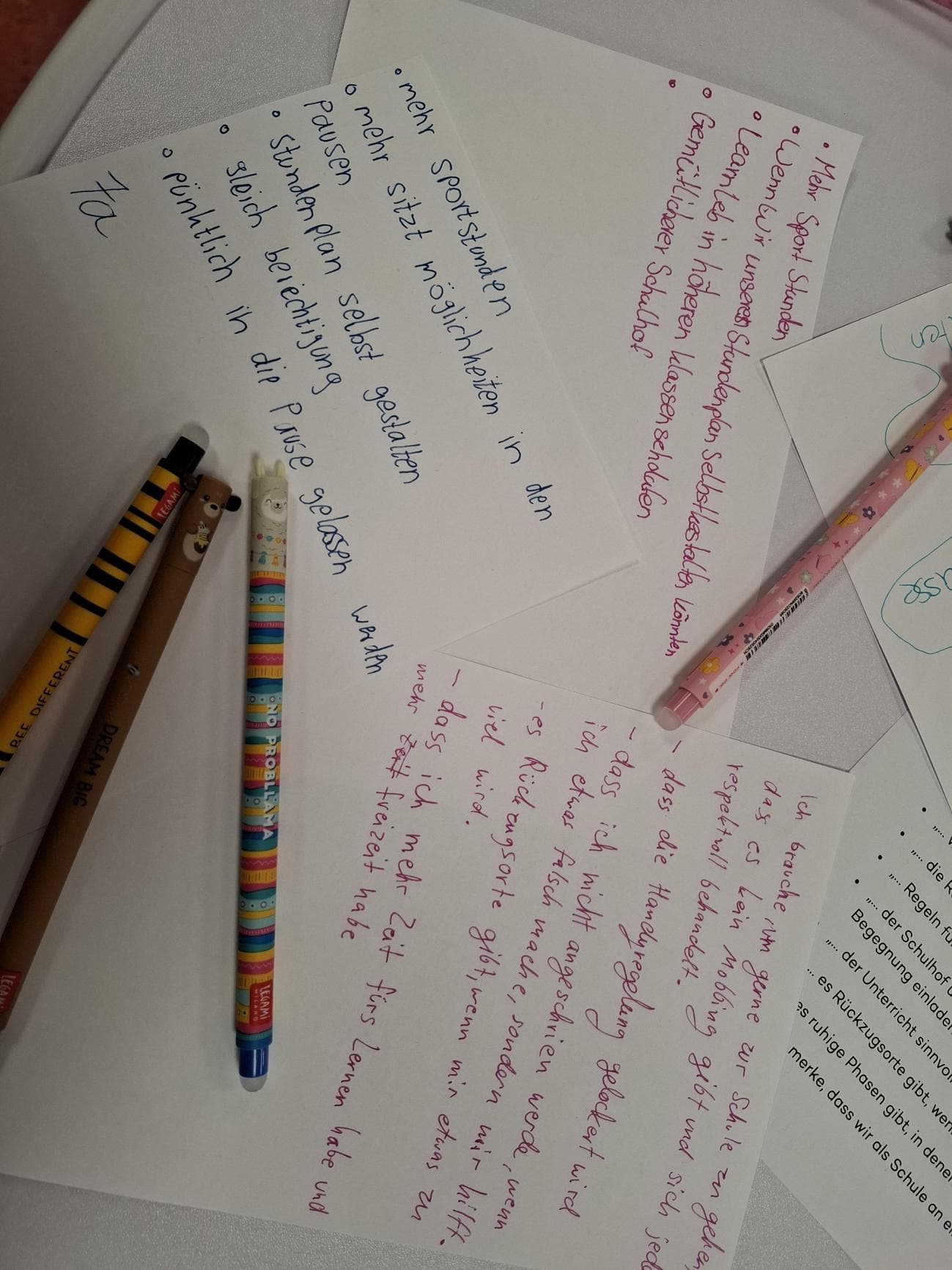 Handschriftliche Rückmeldungen von Schüler*innen im WGS-Workshop.