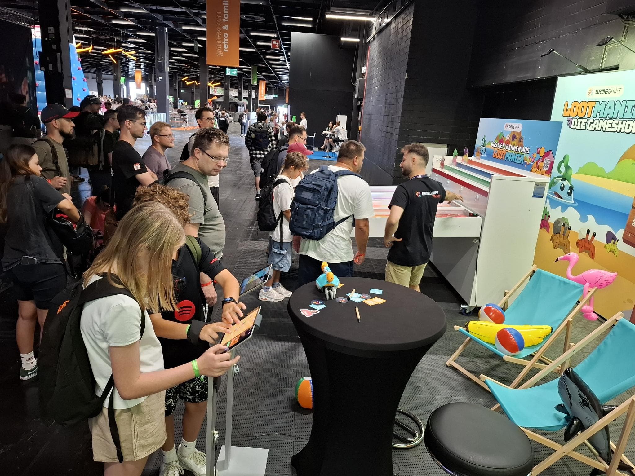 Viele Besucher*innen informieren sich am GAMESHIFT-Stand auf der Gamescom.